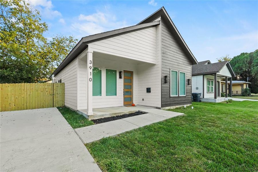 Exterior details and patio area of a home in , Dallas (Image 4).