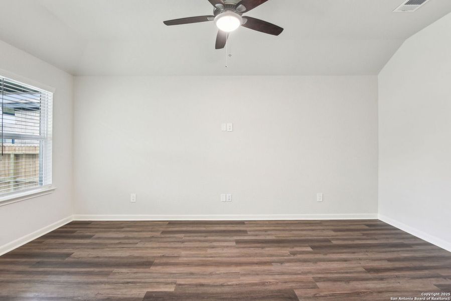 Spacious, unfurnished interior of a new home in Sagebrooke - Premier Series, San Antonio (Image 30).