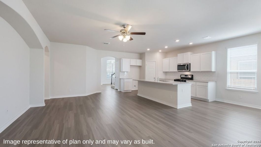 Spacious, unfurnished interior of a new home in Brookstone Creek, San Antonio (Image 16).