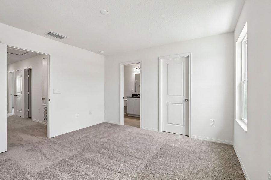 Spacious, unfurnished interior of a new home in Reserve at Forest Lake Townhomes, Lake Wales (Image 14).
