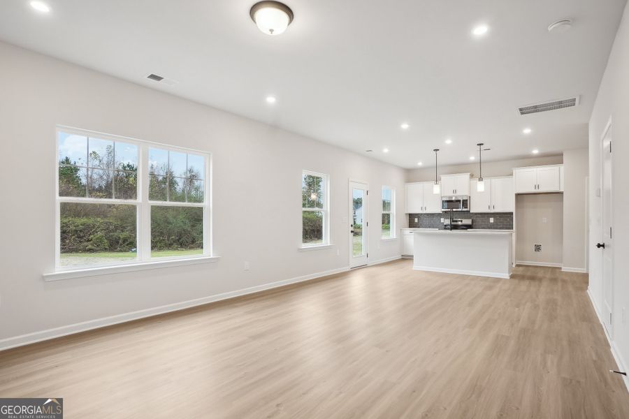 Spacious, unfurnished interior of a new home in Stonebridge North, Macon (Image 16).