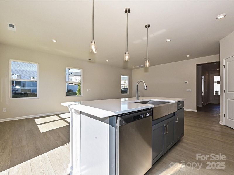 Large Central Island Ideal For Meal Prep or Entertaining. Large Central Island Ideal For Meal Prep or Entertaining.