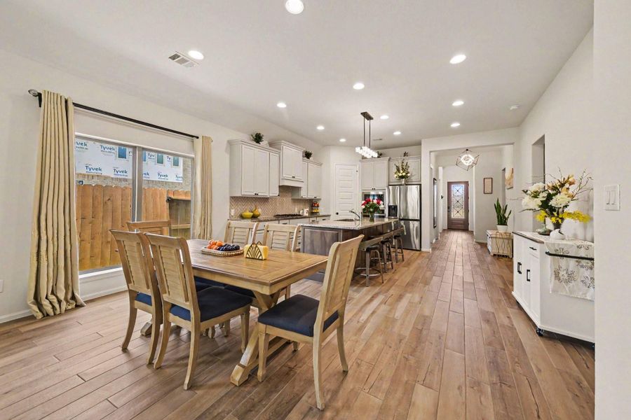 Adorable breakfast nook off the kitchen with lots of natural light. Adorable breakfast nook off the kitchen with lots of natural light.
