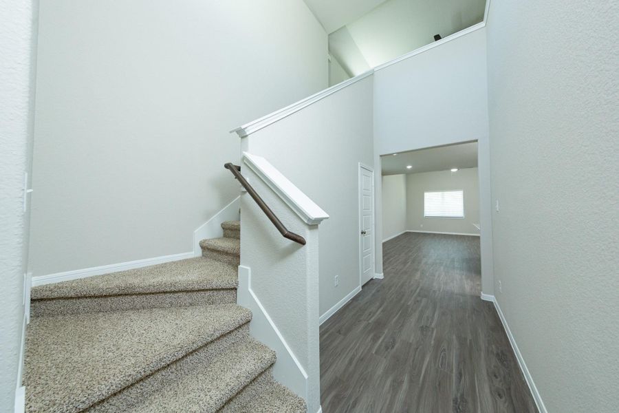 Spacious, unfurnished interior of a new home in Mackenzie Creek, Conroe (Image 11).