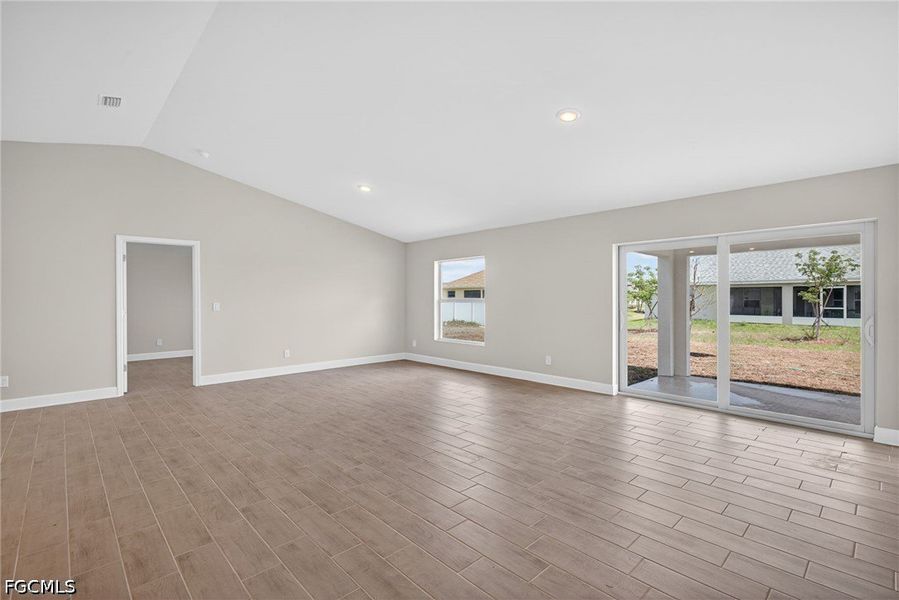 Spacious, unfurnished interior of a new home in Cape Coral, Cape Coral (Image 14).