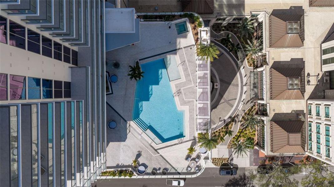 Condo located in St. Petersburg, FL showcasing its design and architecture (Image 37).