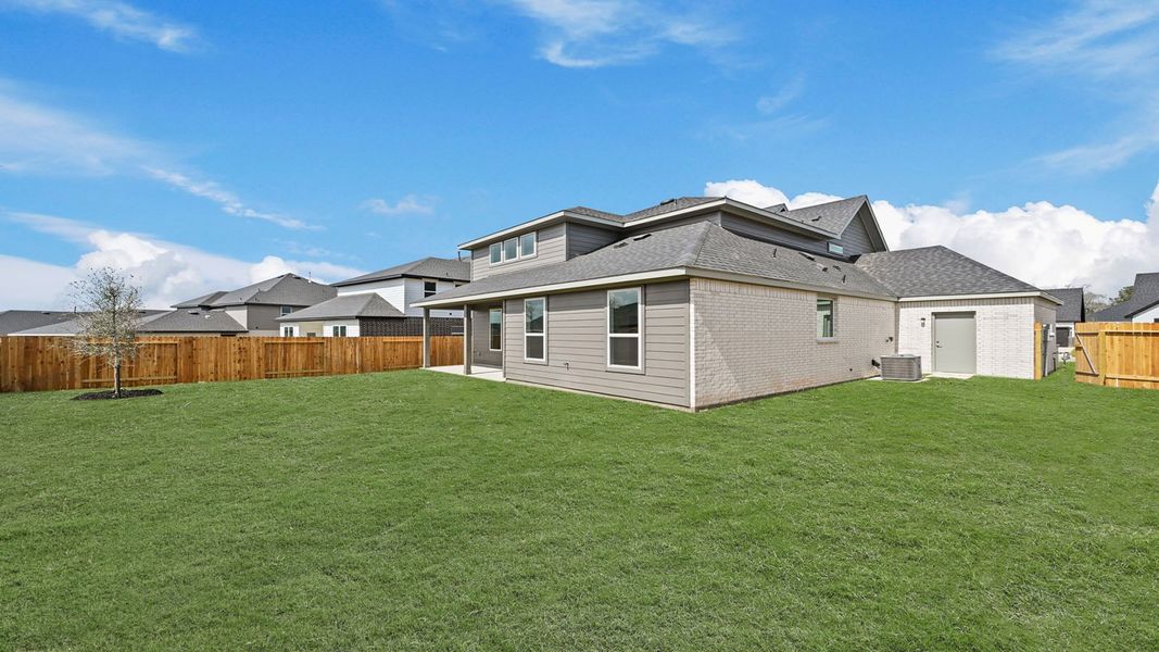 Exterior details and patio area of a home in Silverthorne, Conroe (Image 3).