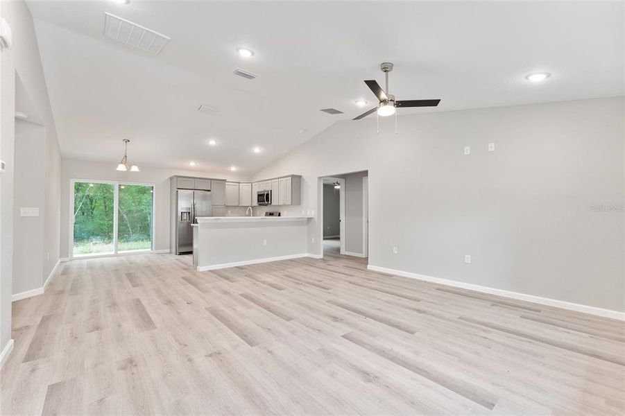 Spacious, unfurnished interior of a new home in , Belleview (Image 10).