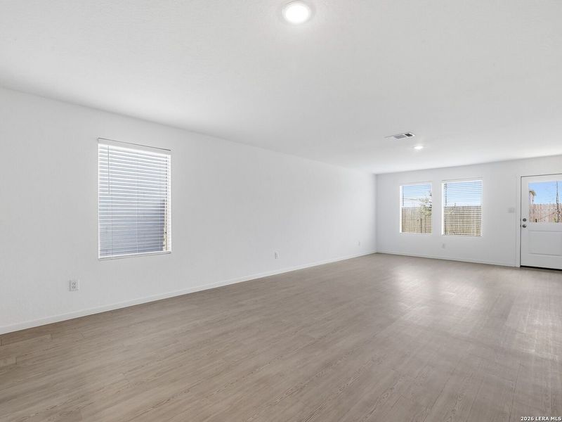Spacious, unfurnished interior of a new home in Sapphire Grove, San Antonio (Image 15).