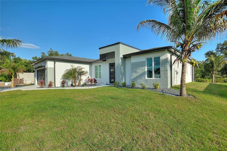 Exterior details and patio area of a home in , Punta Gorda (Image 3).