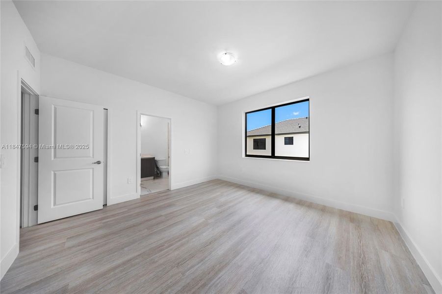 Spacious, unfurnished interior of a new home in , Homestead (Image 9).