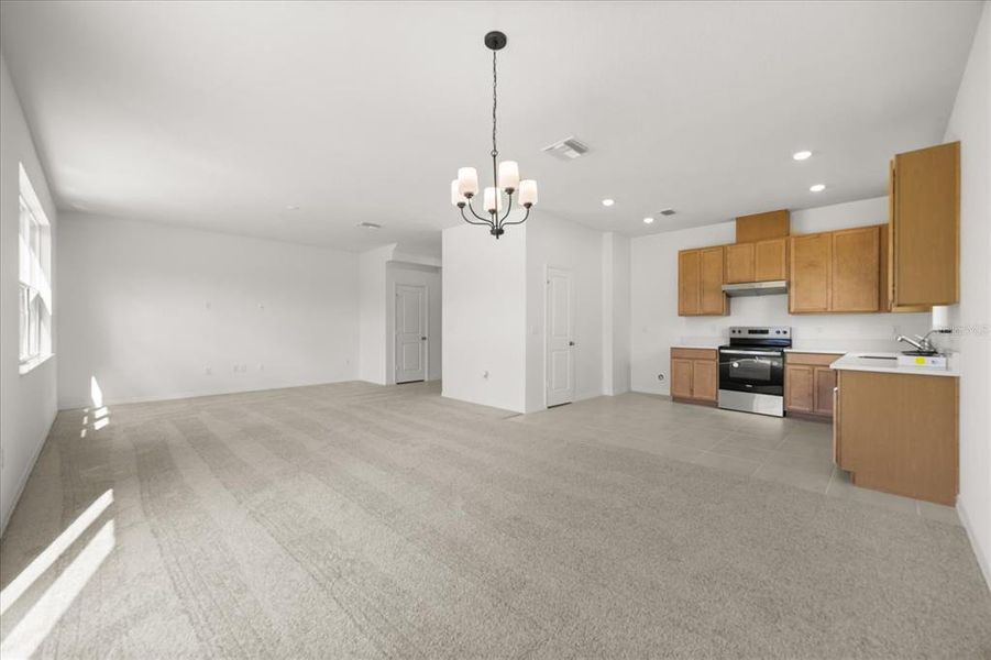 Spacious, unfurnished interior of a new home in Hickory Ranch, Auburndale (Image 17).