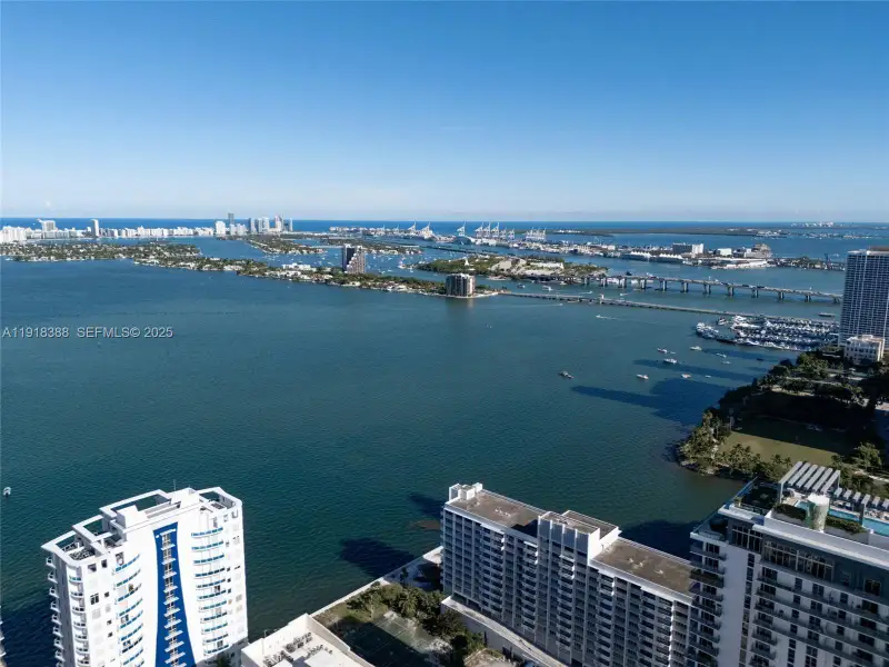 Condo located in Miami, FL showcasing its design and architecture (Image 5).