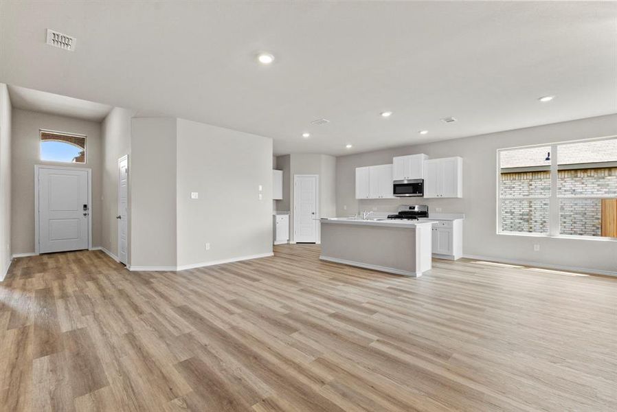 Spacious, unfurnished interior of a new home in Terra Trace, Fort Worth (Image 15). Spacious, unfurnished interior of a new home in Terra Trace, Fort Worth (Image 15).