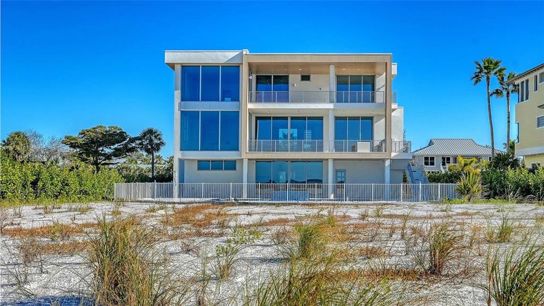Condo located in Longboat Key, FL showcasing its design and architecture (Image 34).