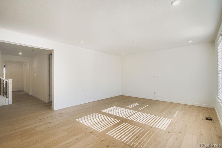 Spacious, unfurnished interior of a new home in Ken-Caryl Ranch, Littleton (Image 14).