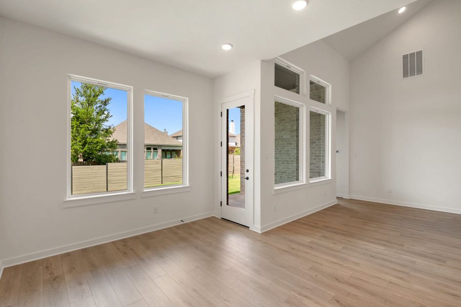 Spacious, unfurnished interior of a new home in Wolf Ranch, Georgetown (Image 35).