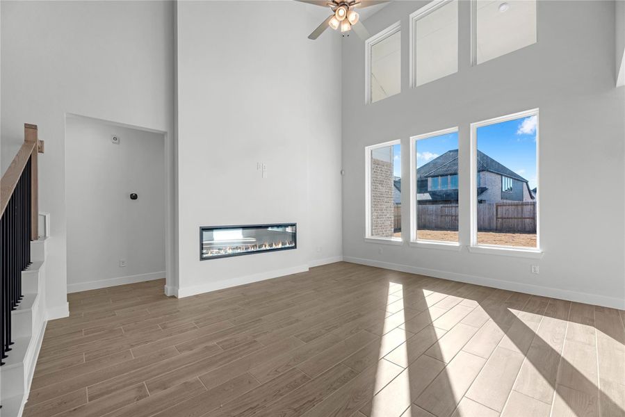 Representative image. Features, selections and colors may vary.