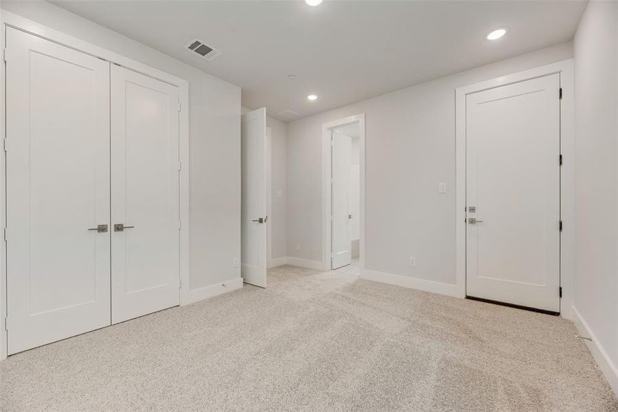 Spacious, unfurnished interior of a new home in Collin Creek, Plano (Image 15). Spacious, unfurnished interior of a new home in Collin Creek, Plano (Image 15).