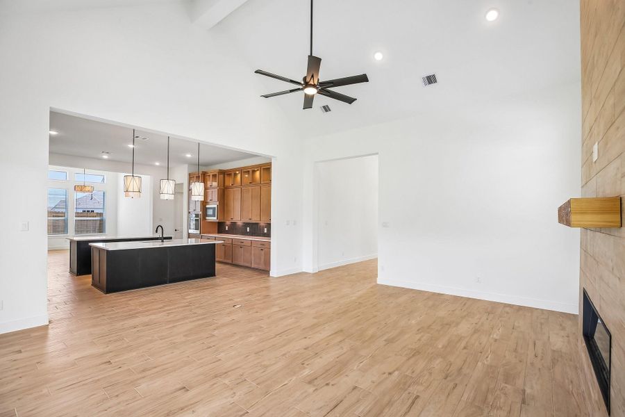 Spacious, unfurnished interior of a new home in , Mont Belvieu (Image 19).