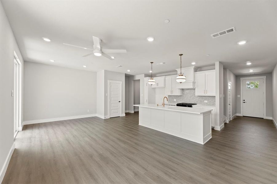 12. 2904 Wheelhouse - Family (3) 12. 2904 Wheelhouse - Family (3)