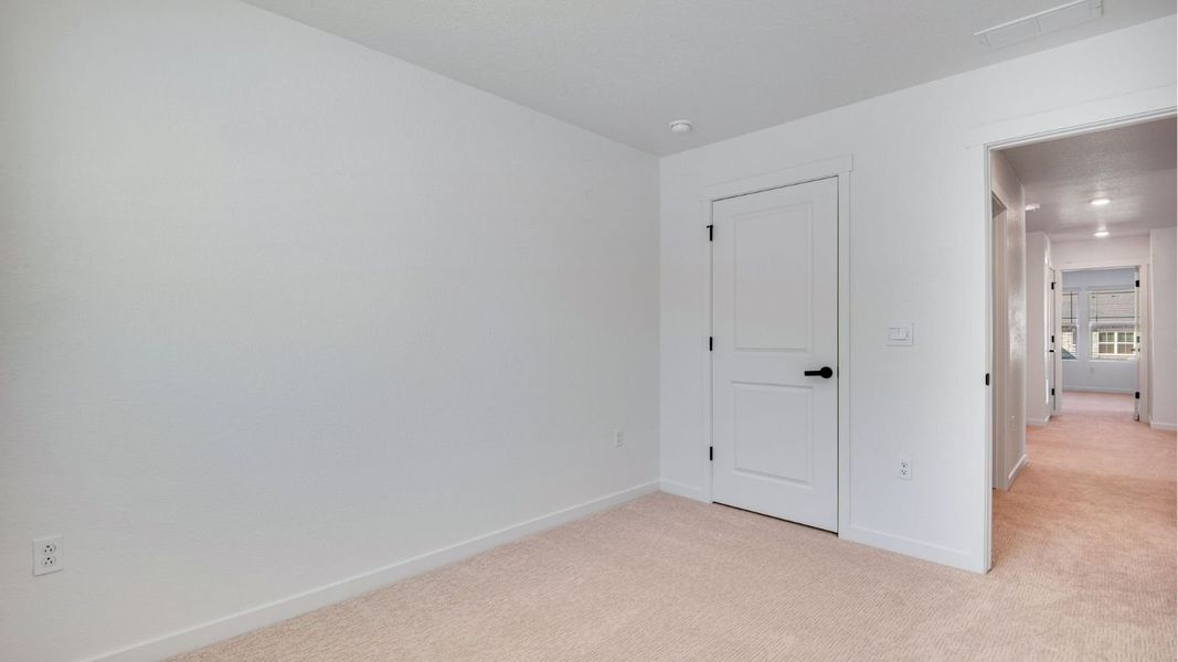 Spacious, unfurnished interior of a new home in Horizon Uptown, Aurora (Image 25).