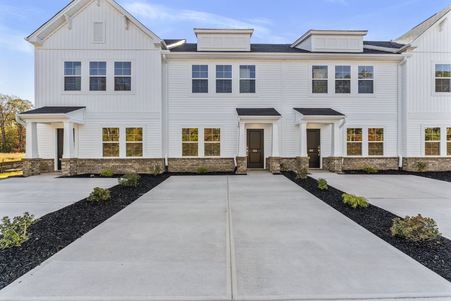 Exterior details and patio area of a home in Edwards Station, Taylors (Image 1).