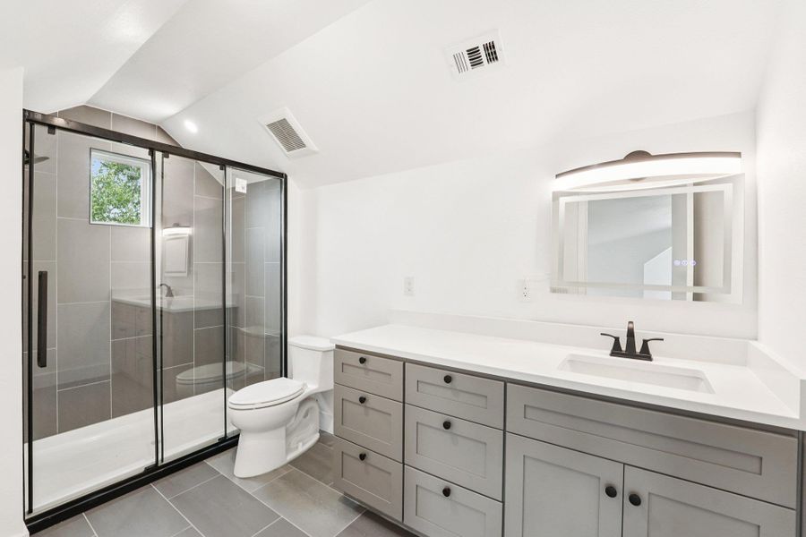 Full bath on the third floor Full bath on the third floor