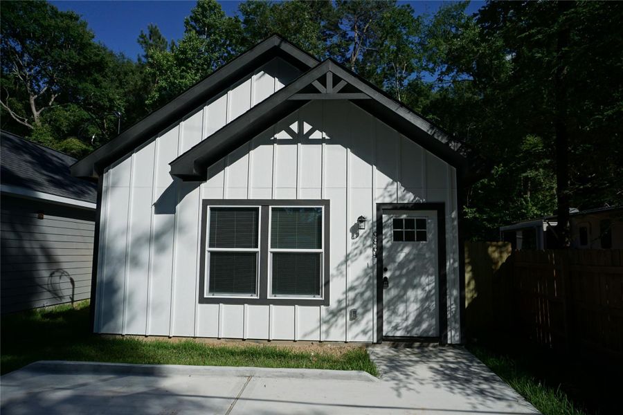 Front exterior of a new home in , Willis, TX, highlighting curb appeal (Image 1). Front exterior of a new home in , Willis, TX, highlighting curb appeal (Image 1).