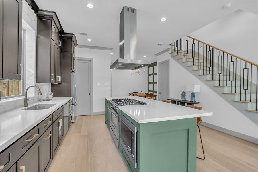 Quartz countertops add style and durability to the kitchen, providing an attractive and easy-to-maintain workspace.