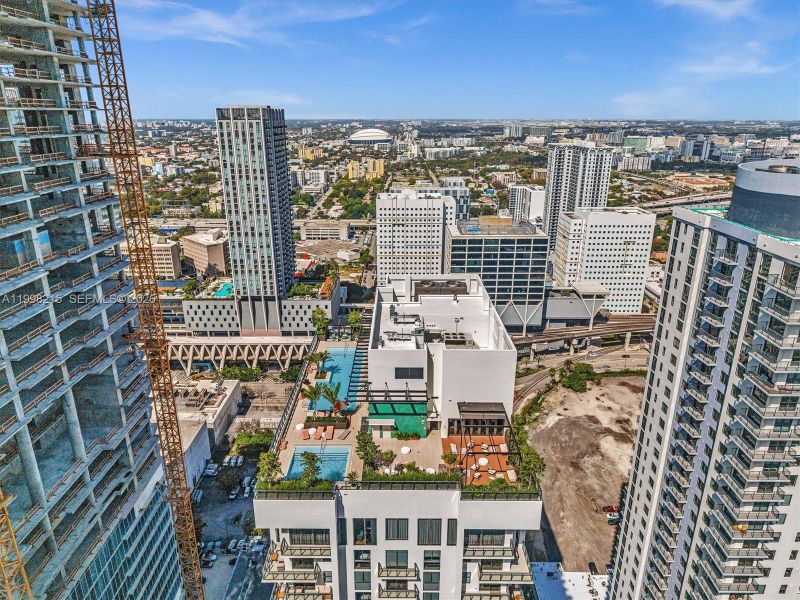 Condo located in Miami, FL showcasing its design and architecture (Image 25).