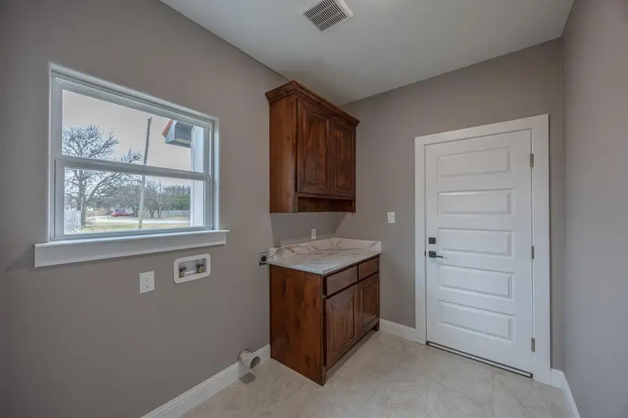 Furnished interior view inside a new home in , Cleburne (Image 6).