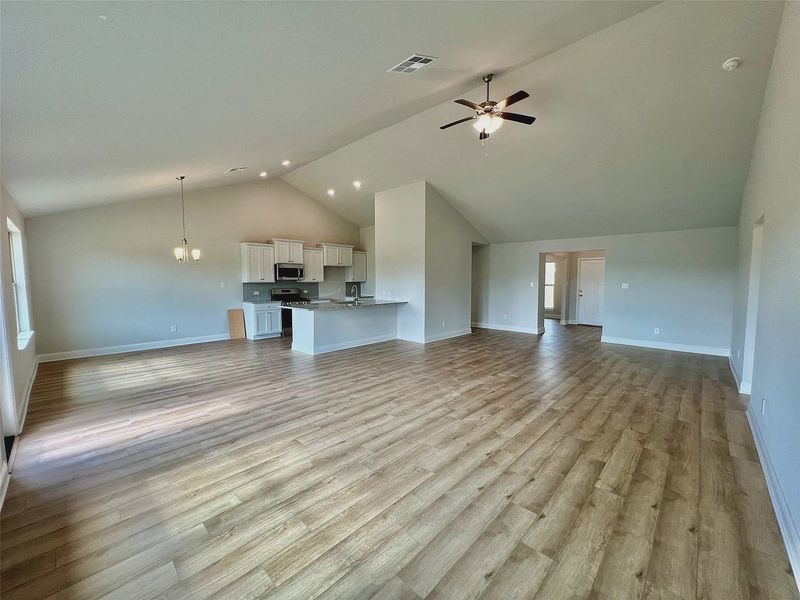 Spacious, unfurnished interior of a new home in Bayou Bend Estates, Dickinson (Image 10).