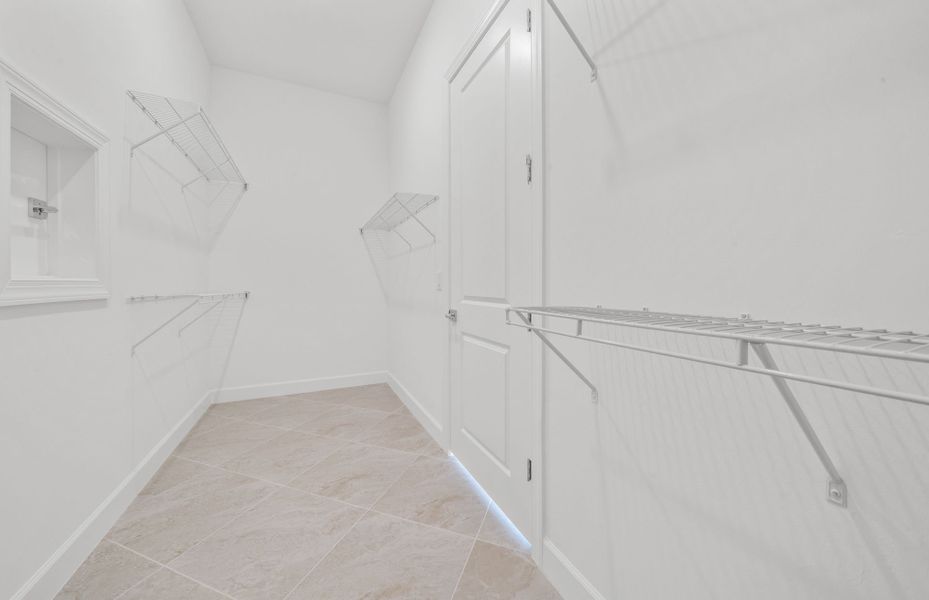 Spacious, unfurnished interior of a new home in Del Webb Oak Creek, North Fort Myers (Image 17).