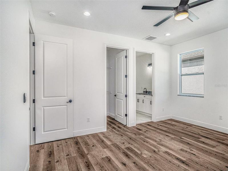 Spacious, unfurnished interior of a new home in , Tampa (Image 12).