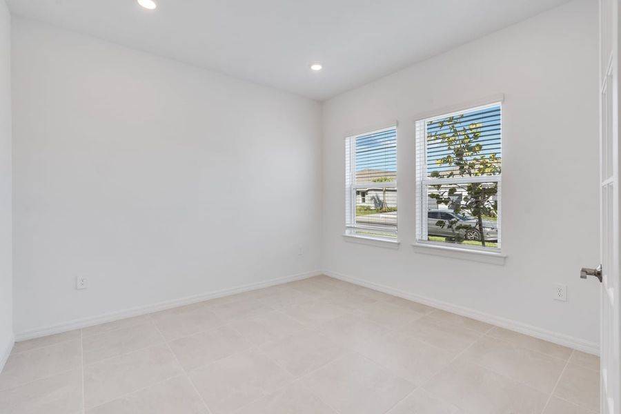 Spacious, unfurnished interior of a new home in Palms at Coasterra, Palmetto (Image 18).