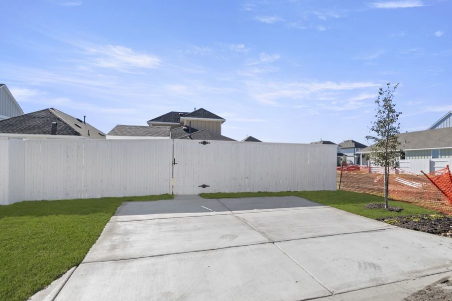 Exterior details and patio area of a home in Harvest Ridge, Elgin (Image 3).