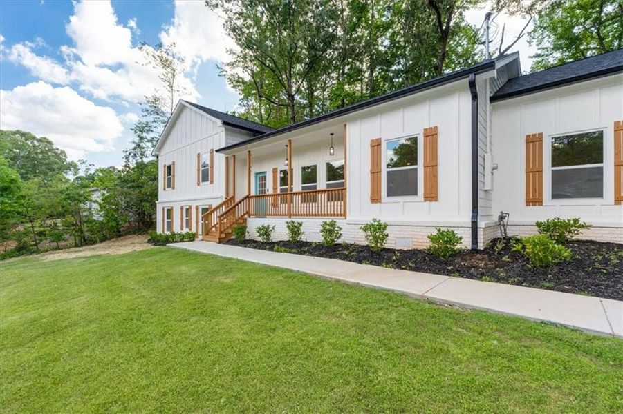Exterior details and patio area of a home in , Fairburn (Image 4).