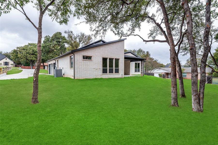 Exterior details and patio area of a home in , Granbury (Image 26).
