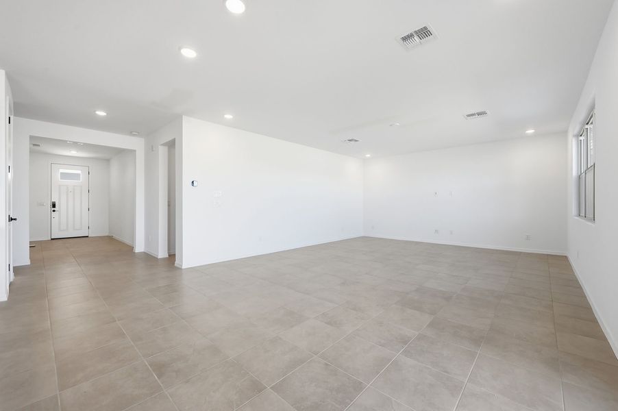 Spacious, unfurnished interior of a new home in Tyler Ranch, Buckeye (Image 12).