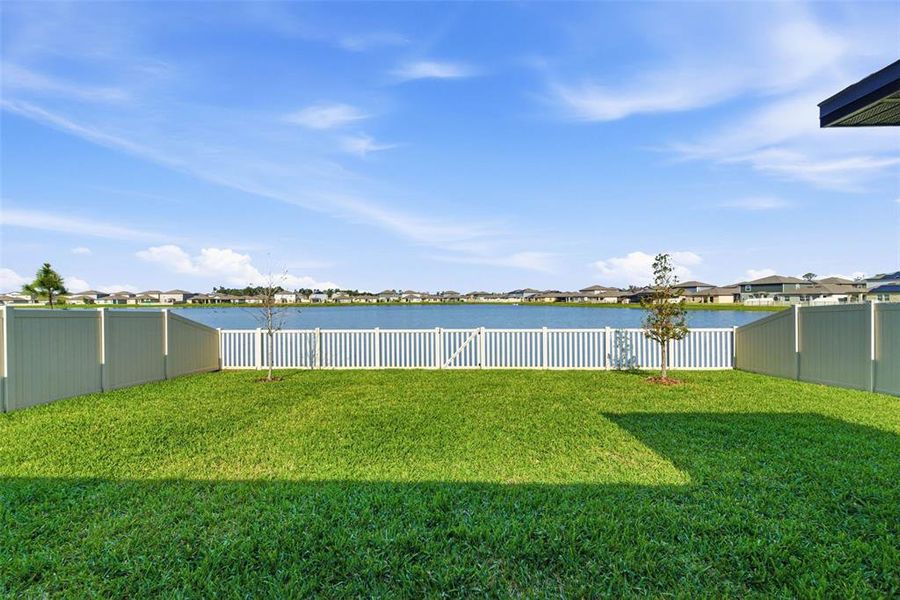 Exterior details and patio area of a home in North Park Isle, Plant City (Image 27).
