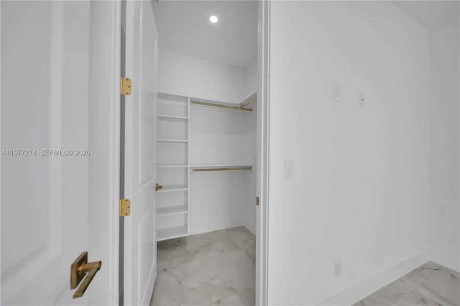 Spacious, unfurnished interior of a new home in , Cape Coral (Image 35).