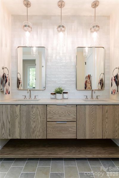 Primary bedroom en suite bathroom