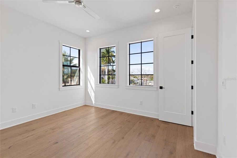 Spacious, unfurnished interior of a new home in , St. Petersburg (Image 24).