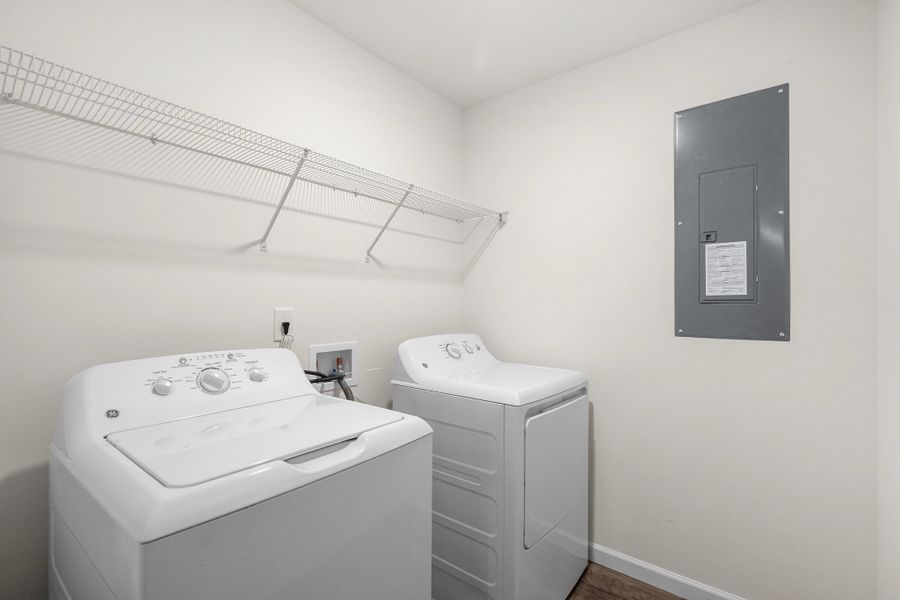 Representative interior finishes for a home built from the Highland by Starlight Homes in Sutton Farms, San Antonio (Image 13).