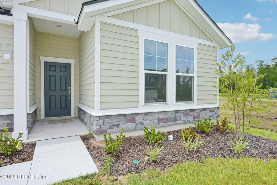Exterior details and patio area of a home in Panther Creek, Jacksonville (Image 19).