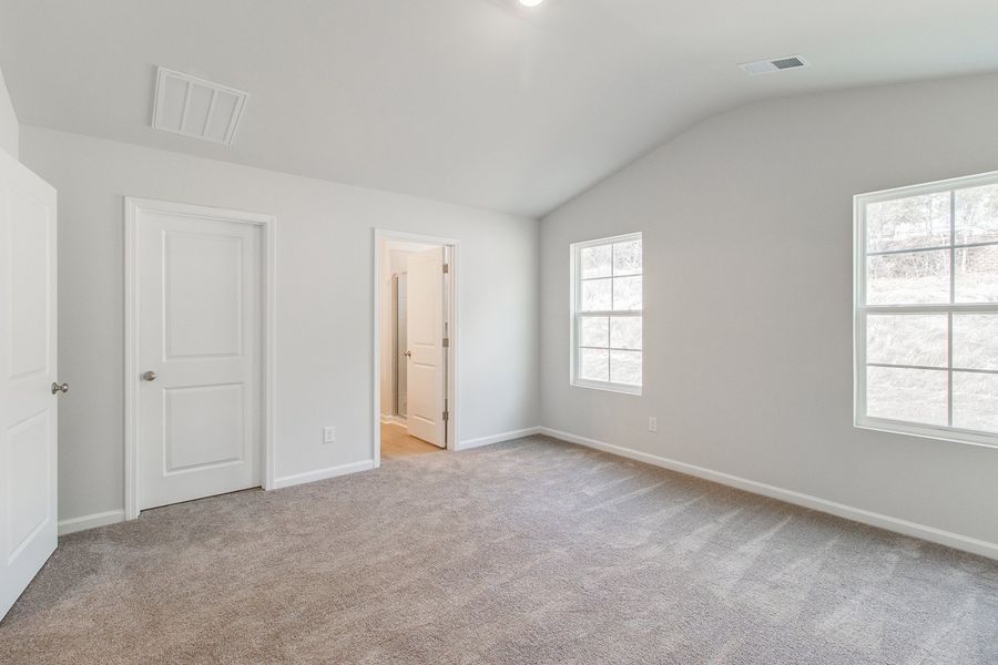 Spacious, unfurnished interior of a new home in Bluefield, Lexington (Image 21).