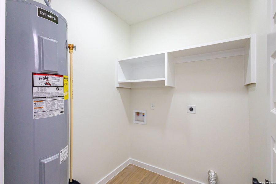 Spacious, unfurnished interior of a new home in , Laredo (Image 14).