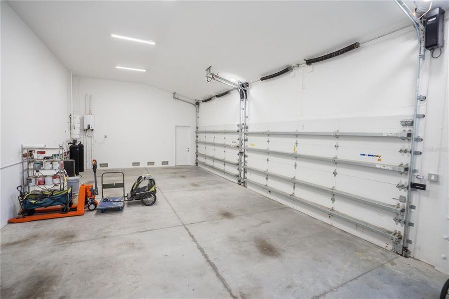Spacious, unfurnished interior of a new home in , Tampa (Image 23).