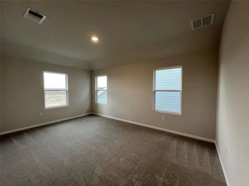 Spacious, unfurnished interior of a new home in Rolling Glen, Hutto (Image 25).